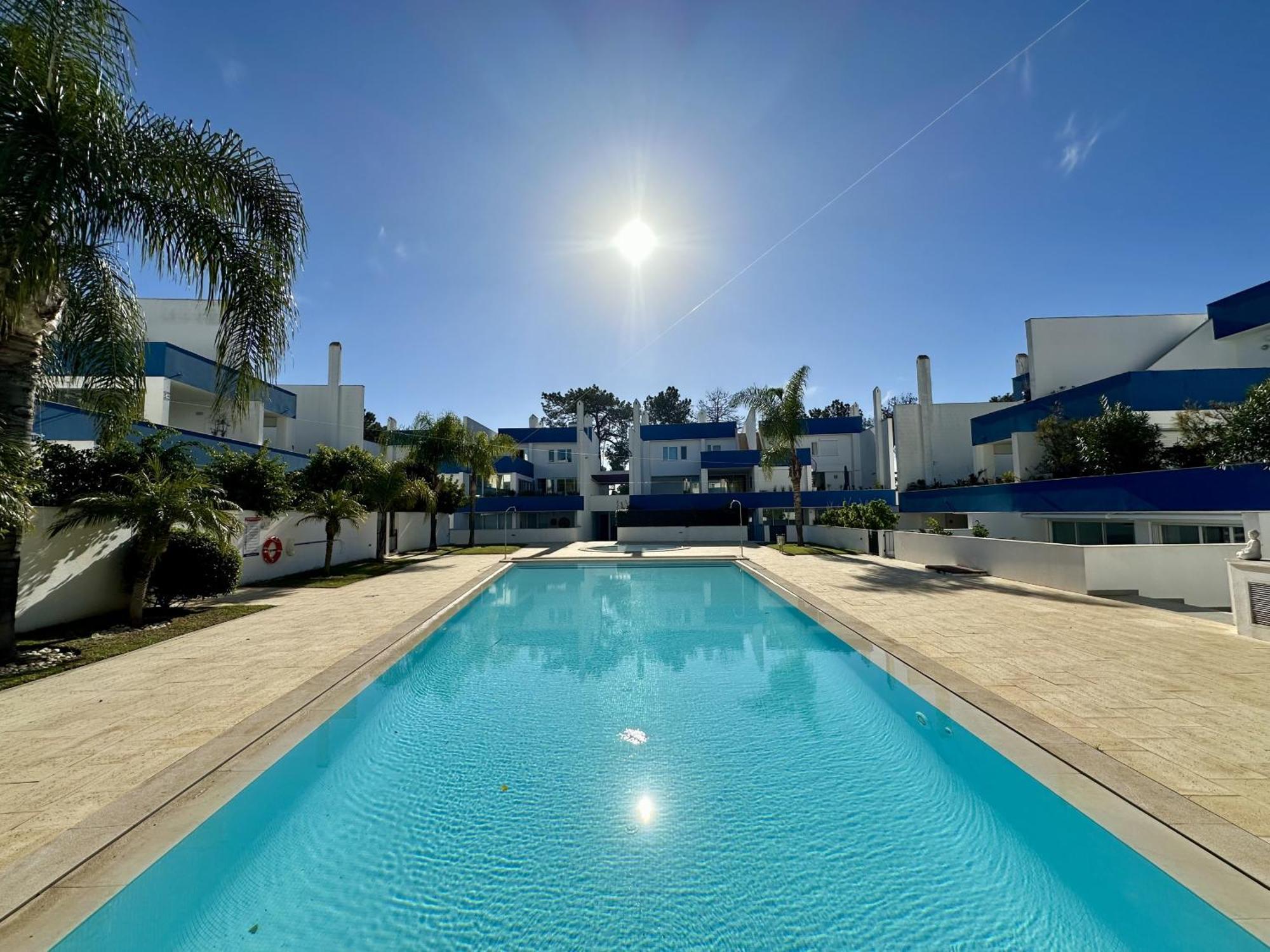 Deluxe With Pool By Homing Apartment